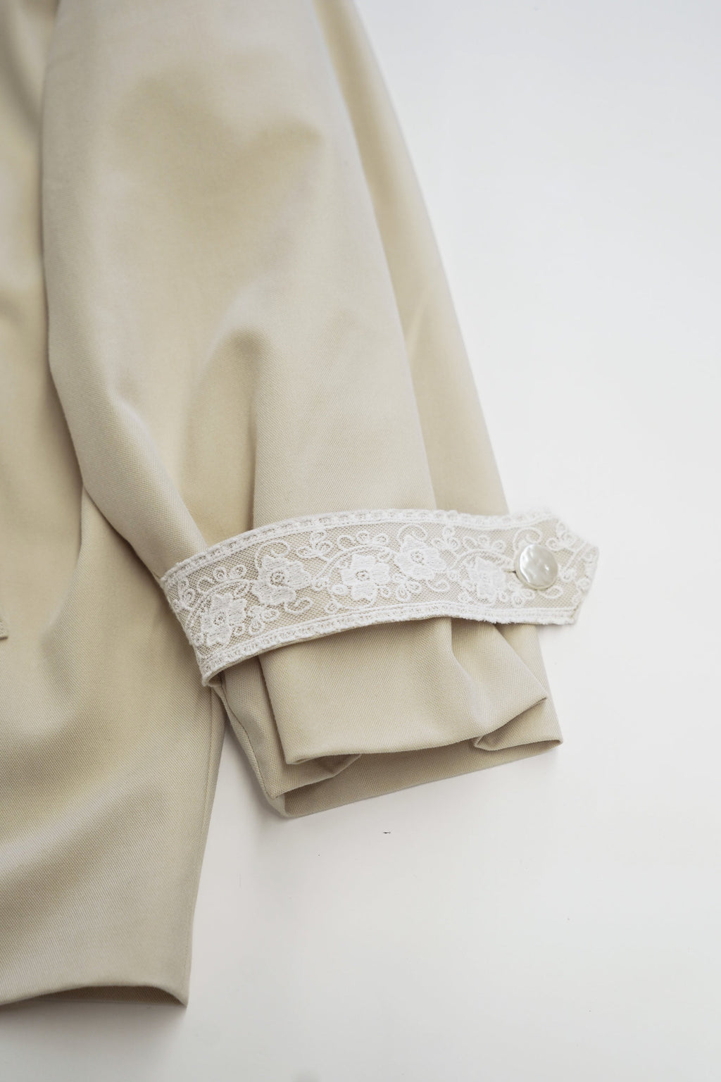 Lace Volume Coat-BEIGE