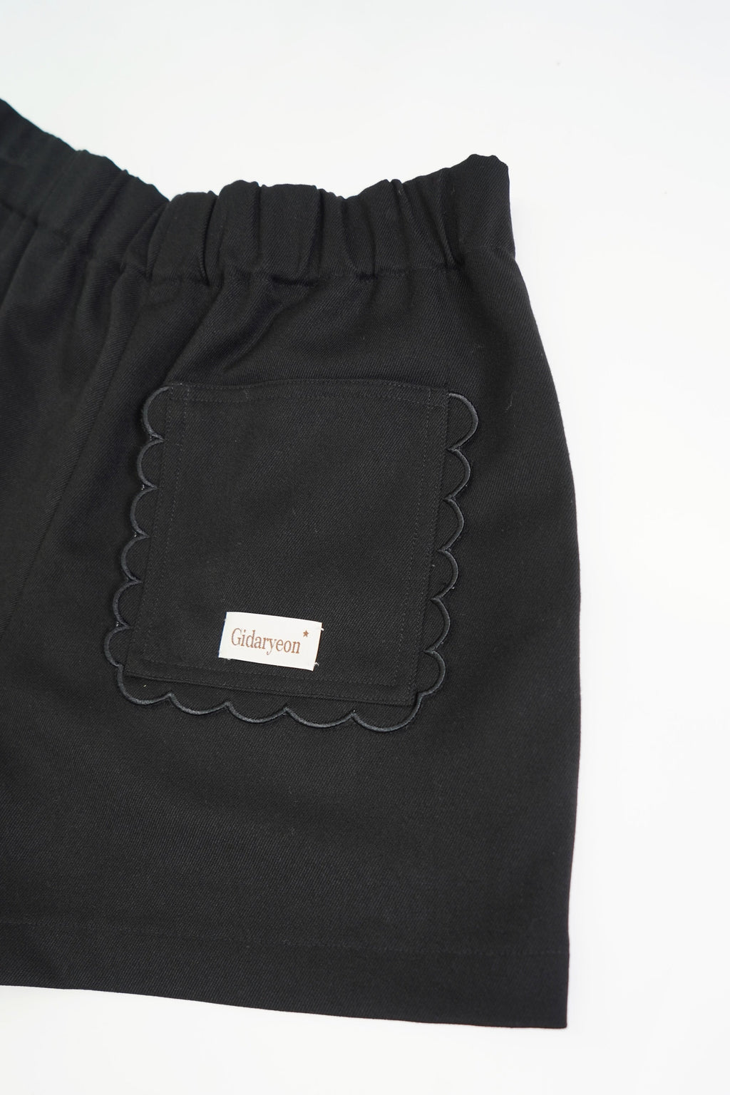 Back Frill Shorts-BLACK